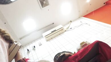 裙底偷拍两个高颜值美女在店里自拍美女一个是透明蕾丝窄内一个是白色窄内蓝色短裙学妹和舍友逛街